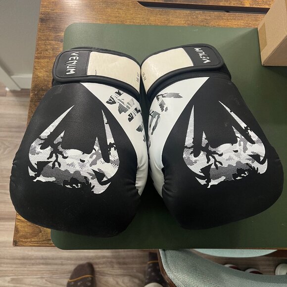 Venum Legacy Boxing Gloves (16oz) - Picture 2 of 3